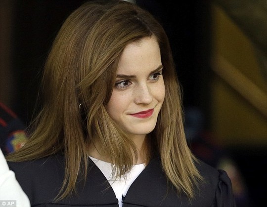 "Phù thủy" Emma Watson tặng sách cho sinh viên