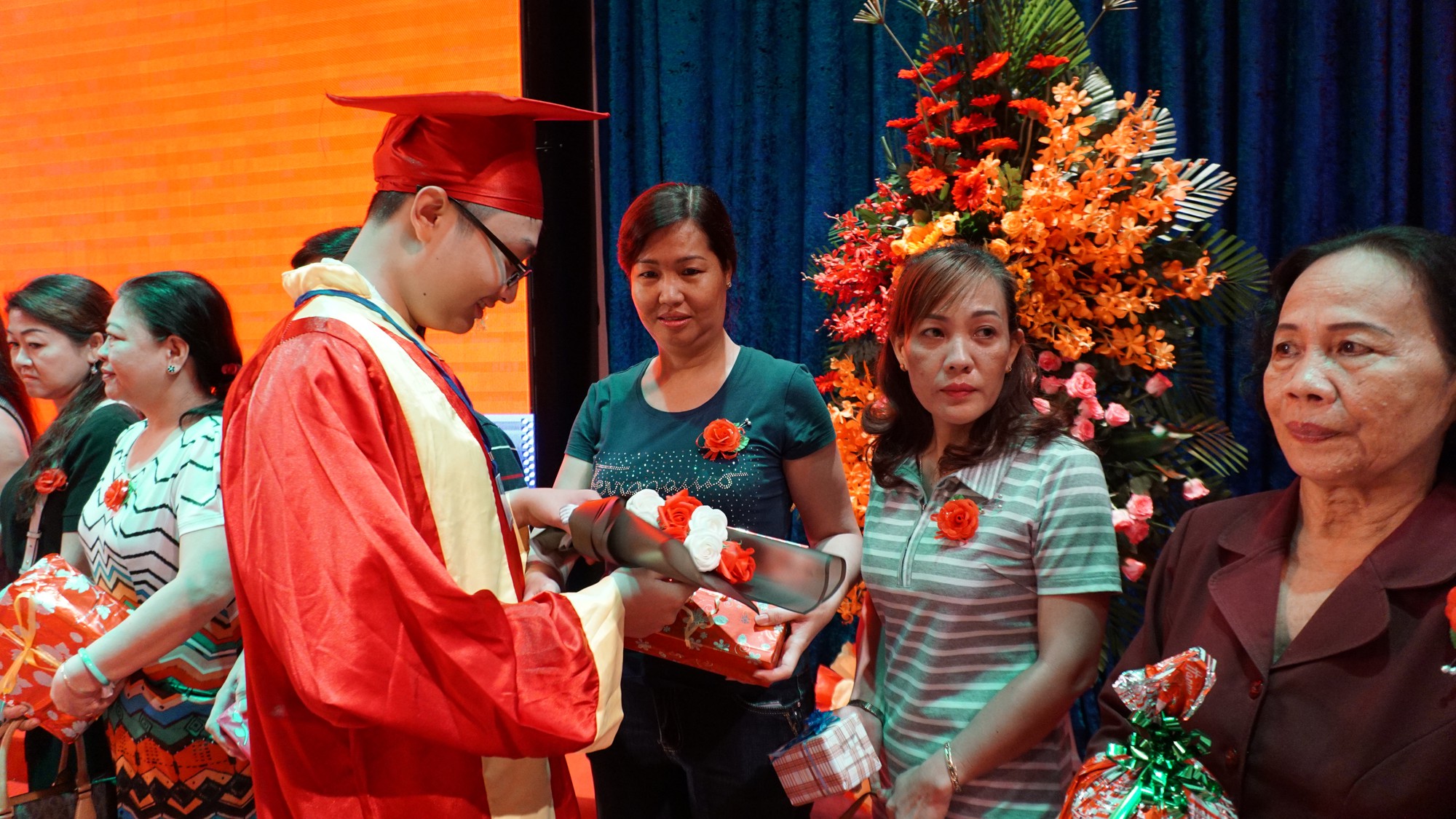 Trước ngày thi, thầy cô hát động viên và tạm biệt học trò