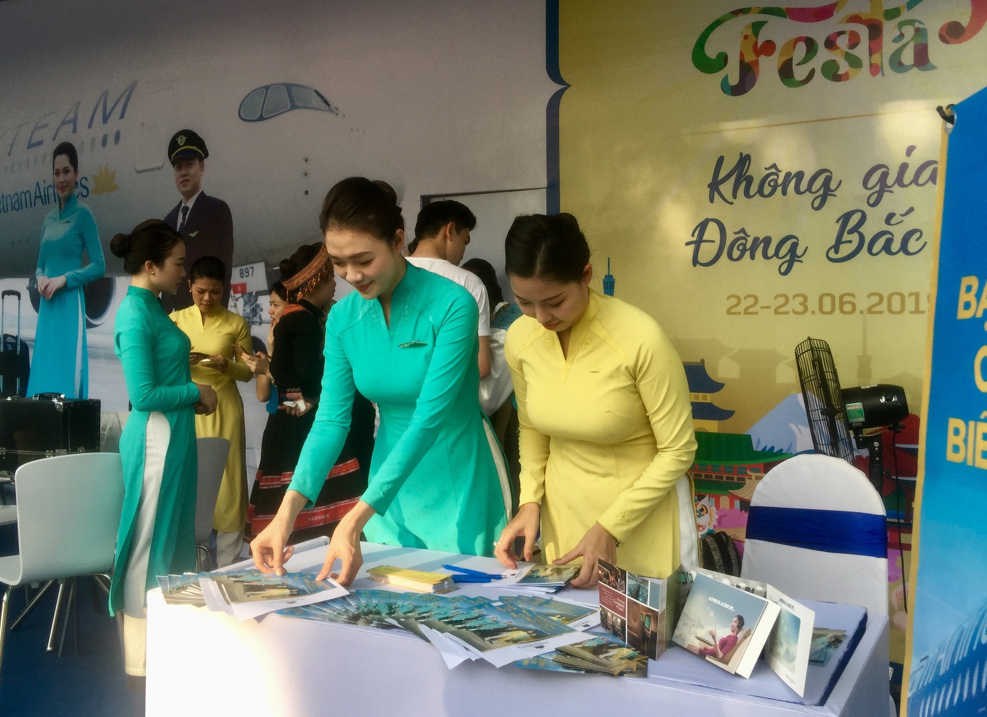 Video clip: Thử l&agrave;m phi c&ocirc;ng, tiếp vi&ecirc;n ở phố đi bộ Hồ Gươm - Ảnh 4.