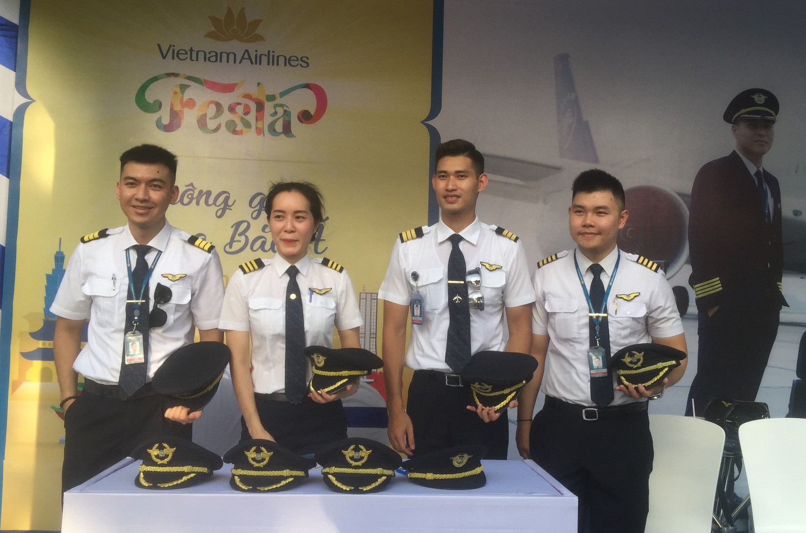 Video clip: Thử l&agrave;m phi c&ocirc;ng, tiếp vi&ecirc;n ở phố đi bộ Hồ Gươm - Ảnh 2.