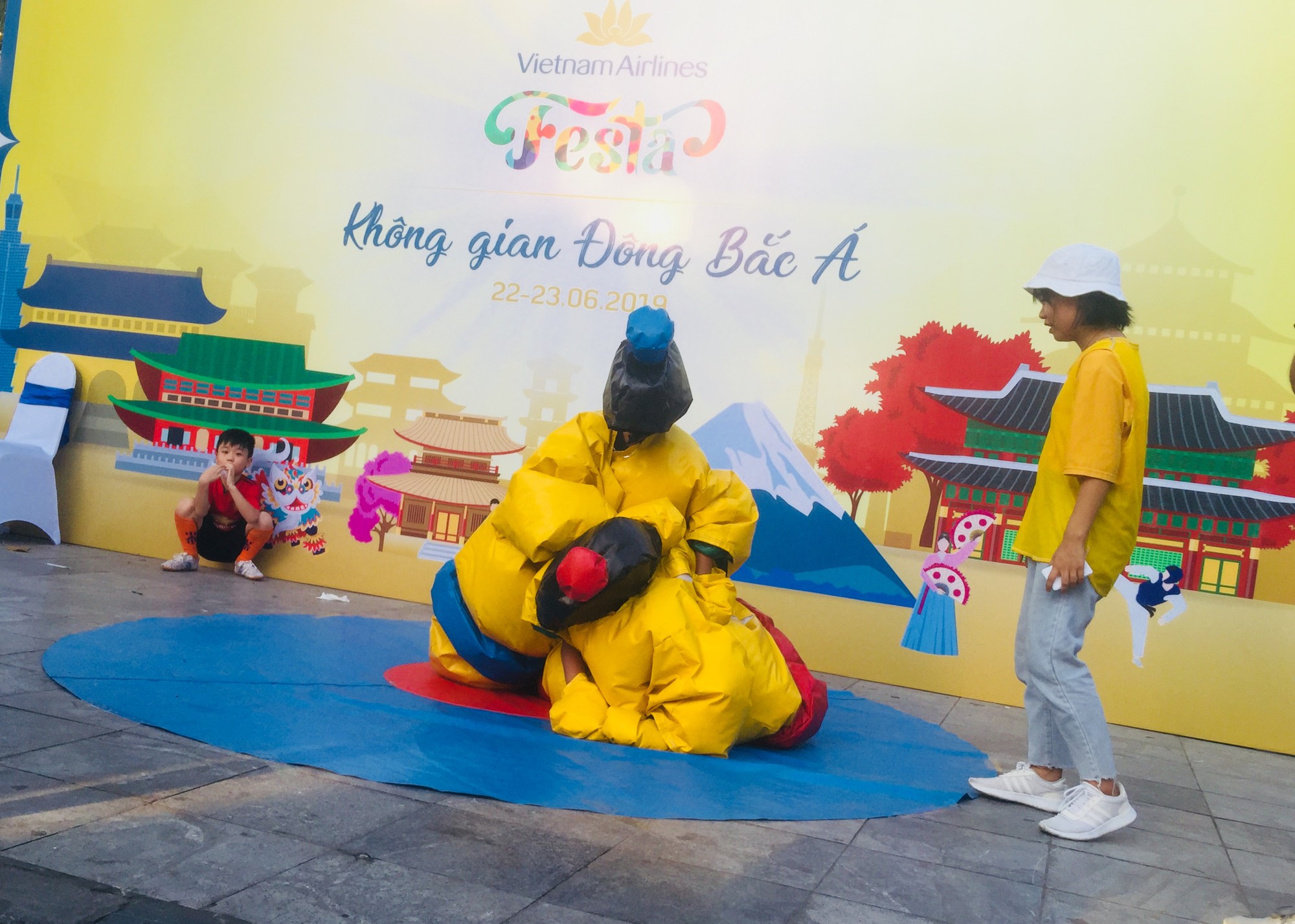 Video clip: Thử l&agrave;m phi c&ocirc;ng, tiếp vi&ecirc;n ở phố đi bộ Hồ Gươm - Ảnh 9.