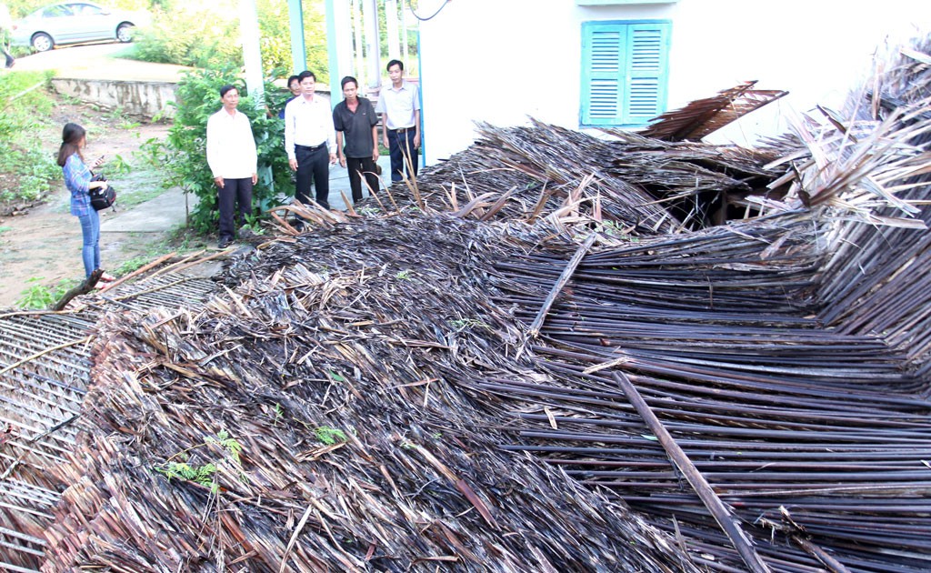 Mưa lớn k&egrave;m gi&ocirc;ng lốc, gần 20 căn nh&agrave; ở Long An đổ sập, hư hỏng - Ảnh 1.