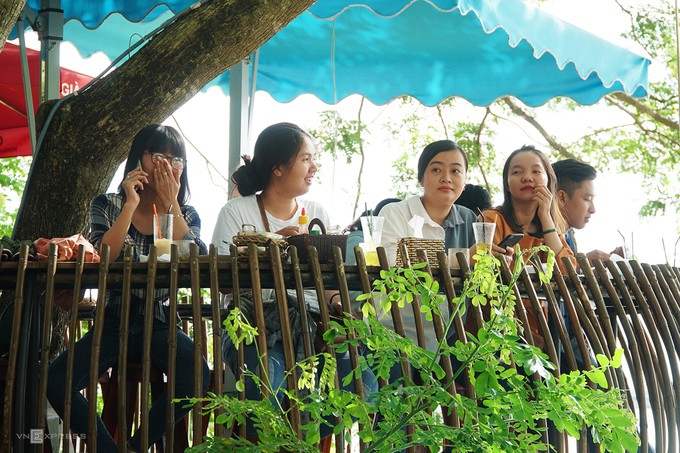 Qu&aacute;n c&agrave; ph&ecirc; cho kh&aacute;ch ngồi tr&ecirc;n c&acirc;y ở Cần Thơ - Ảnh 3.