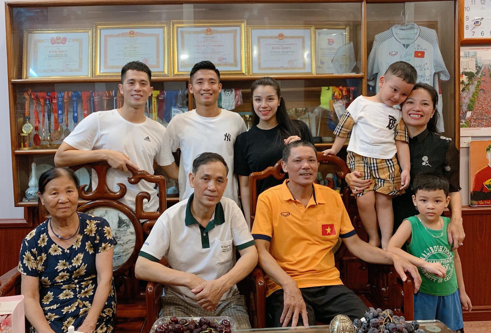 Người hâm mộ bất ngờ khi nghe tin Bùi Tiến Dũng ăn hỏi