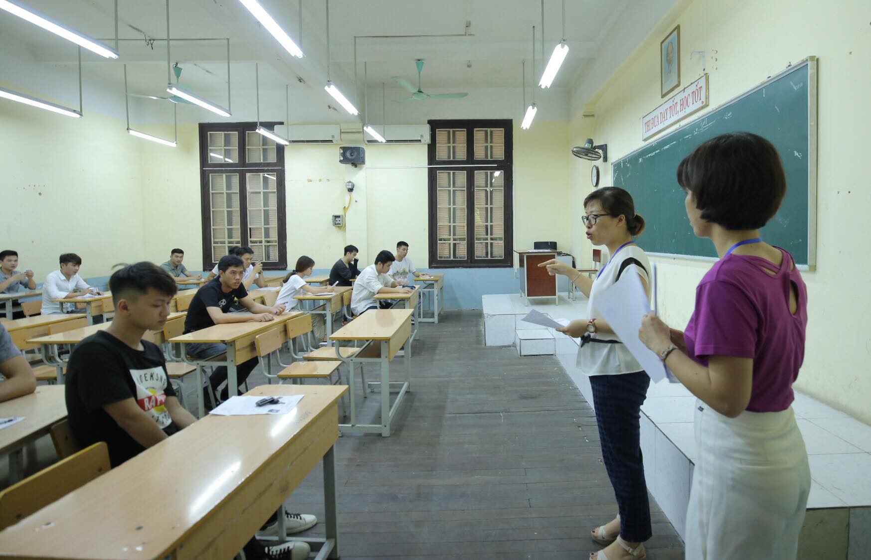 Hồi hộp, lo lắng làm thủ tục thi THPT quốc gia
