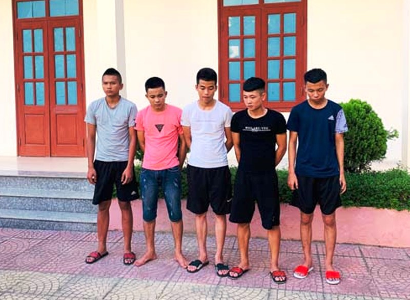 Chủ quán cơm "chỉ đạo" đàn em ném vỡ kính xe khách trong đêm