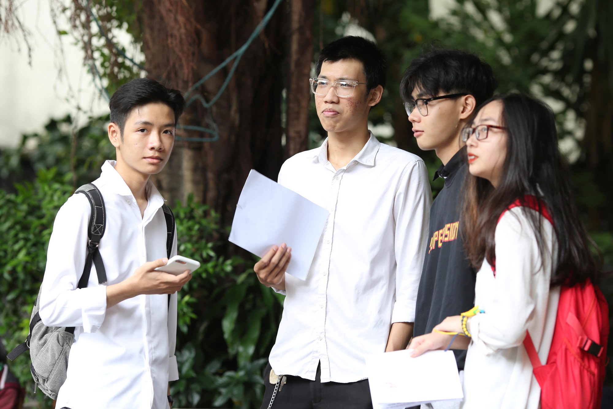 Hồi hộp, lo lắng l&agrave;m thủ tục thi THPT quốc gia - Ảnh 3.