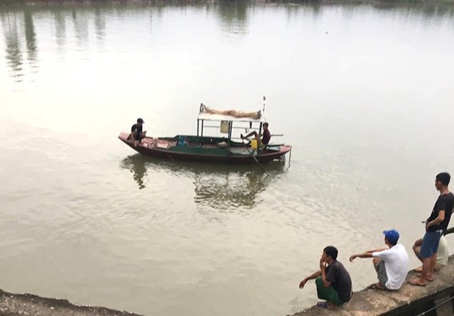 Thuyền lật trong đêm trên sông, ông bơi được vào bờ, bà và cháu gái mất tích