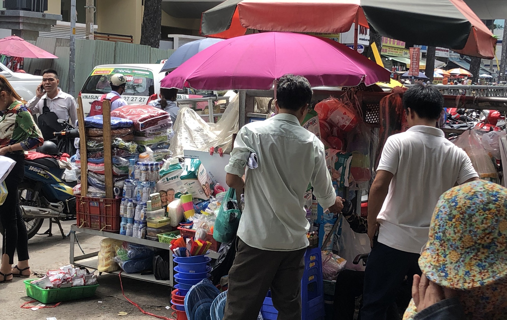 Vỉa hè khắp nơi lại bị nuốt trọn - Ảnh 1.