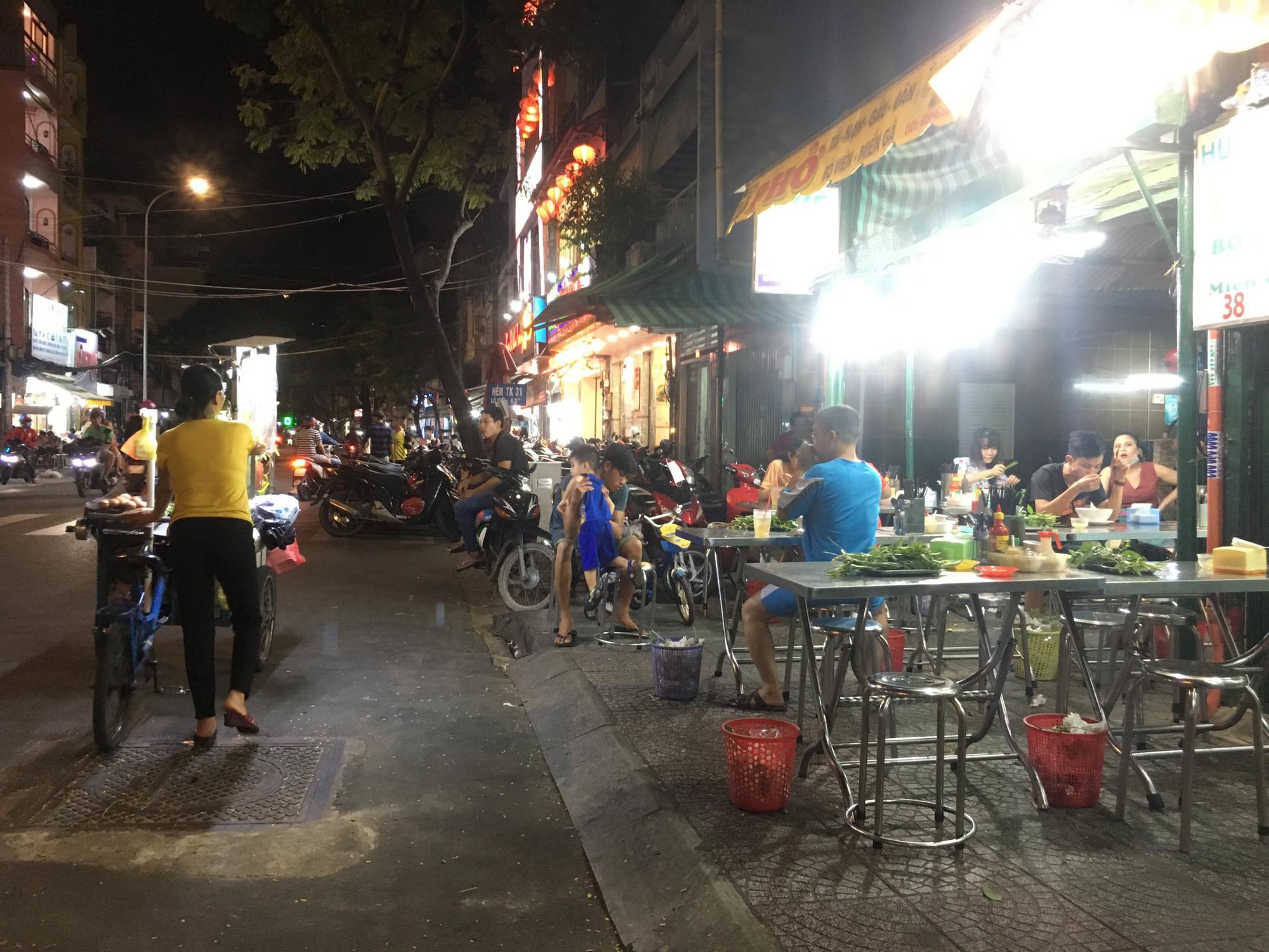 Vỉa hè khắp nơi lại bị nuốt trọn - Ảnh 4.
