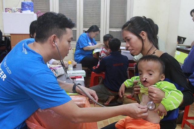 ĐỒNG NAI: Phẫu thuật miễn phí cho con công nhân bị khuyết tật