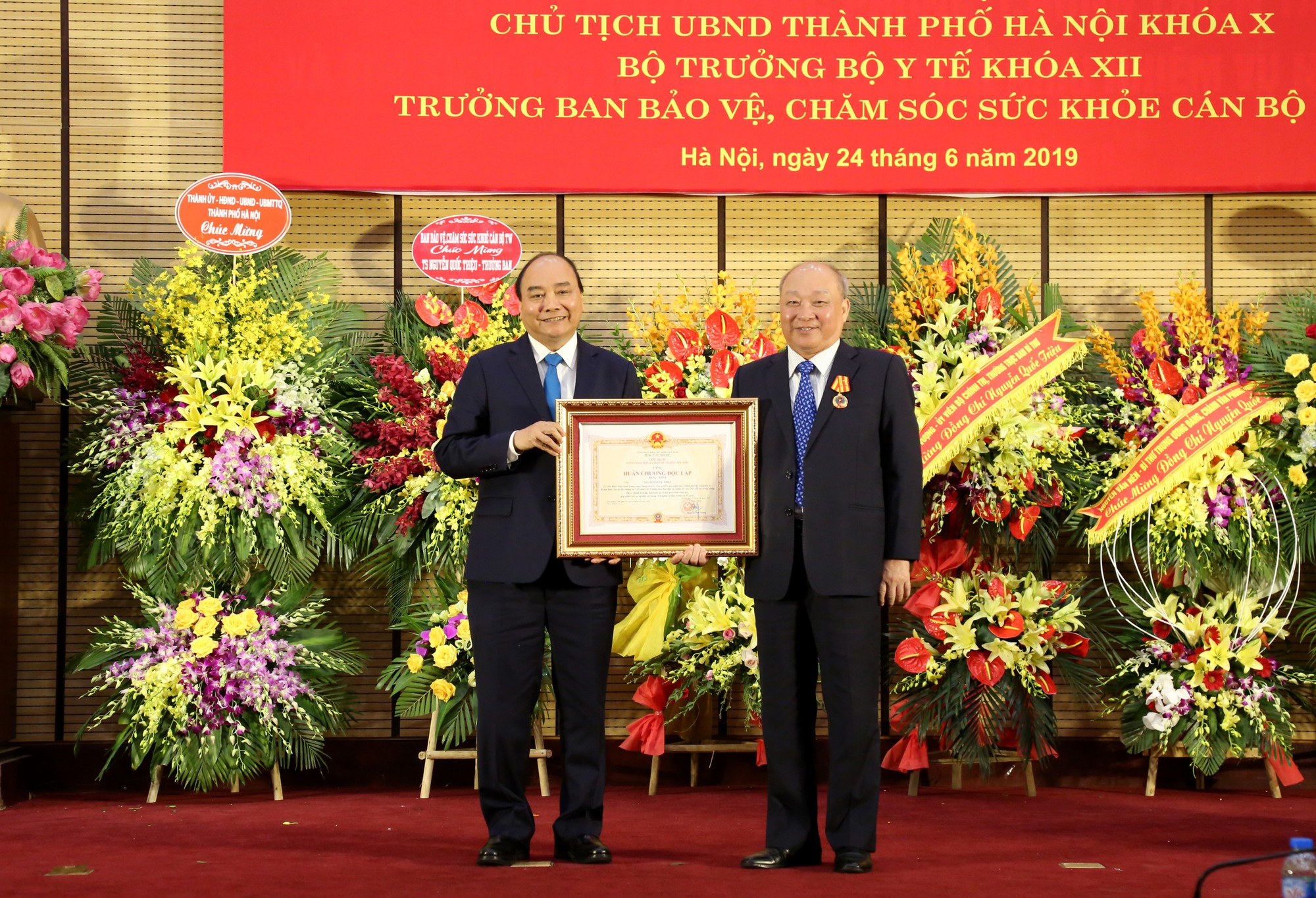 Trưởng Ban Bảo vệ, chăm s&oacute;c sức khoẻ c&aacute;n bộ Trung ương nhận Hu&acirc;n chương cao qu&yacute; - Ảnh 1.