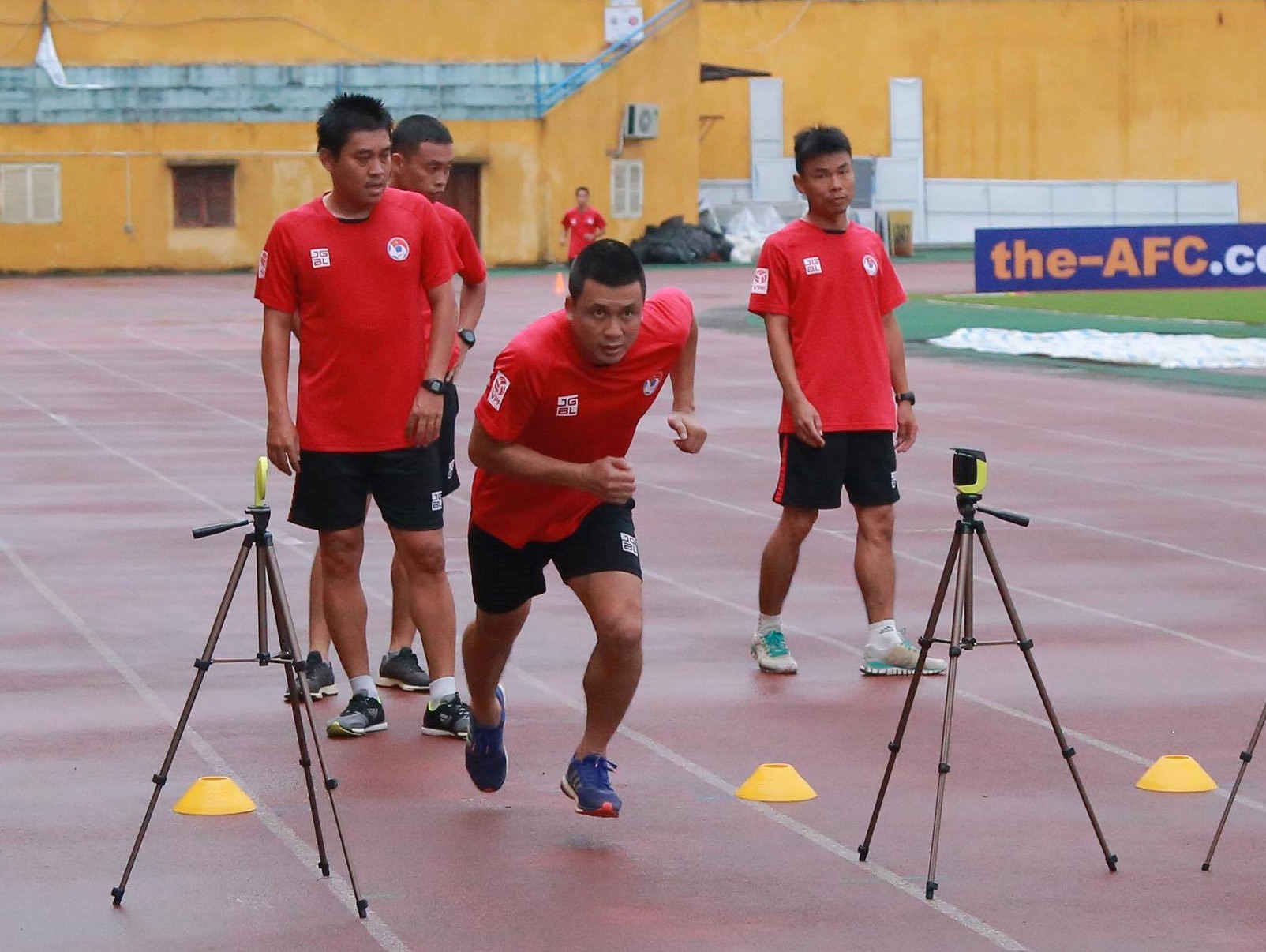 Trọng tài FIFA ngất xỉu khi kiểm tra thể lực trước thềm V-League