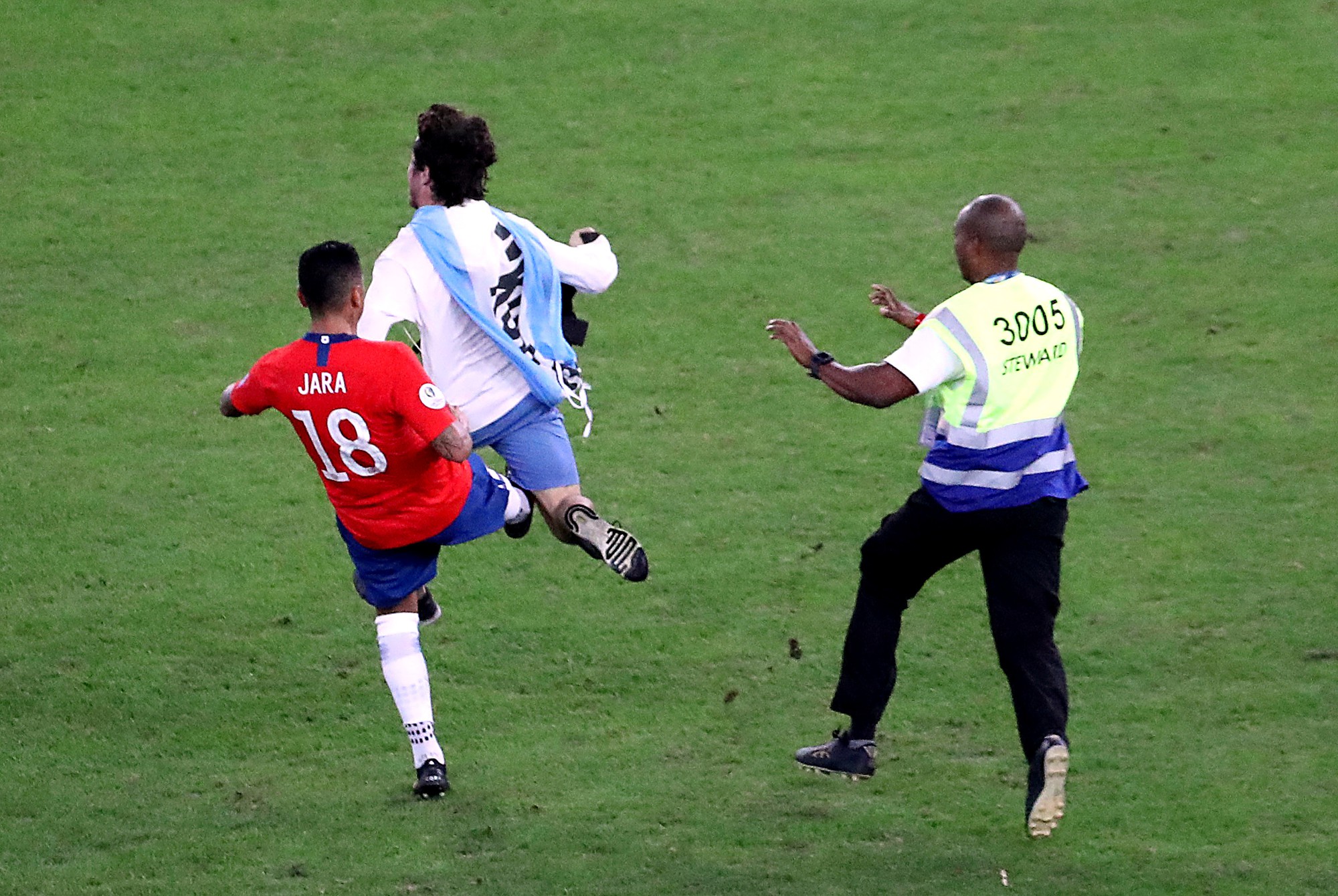 Chùm ảnh CĐV quấy rối khiến sao Chile và Uruguay đứng hình - Ảnh 7.