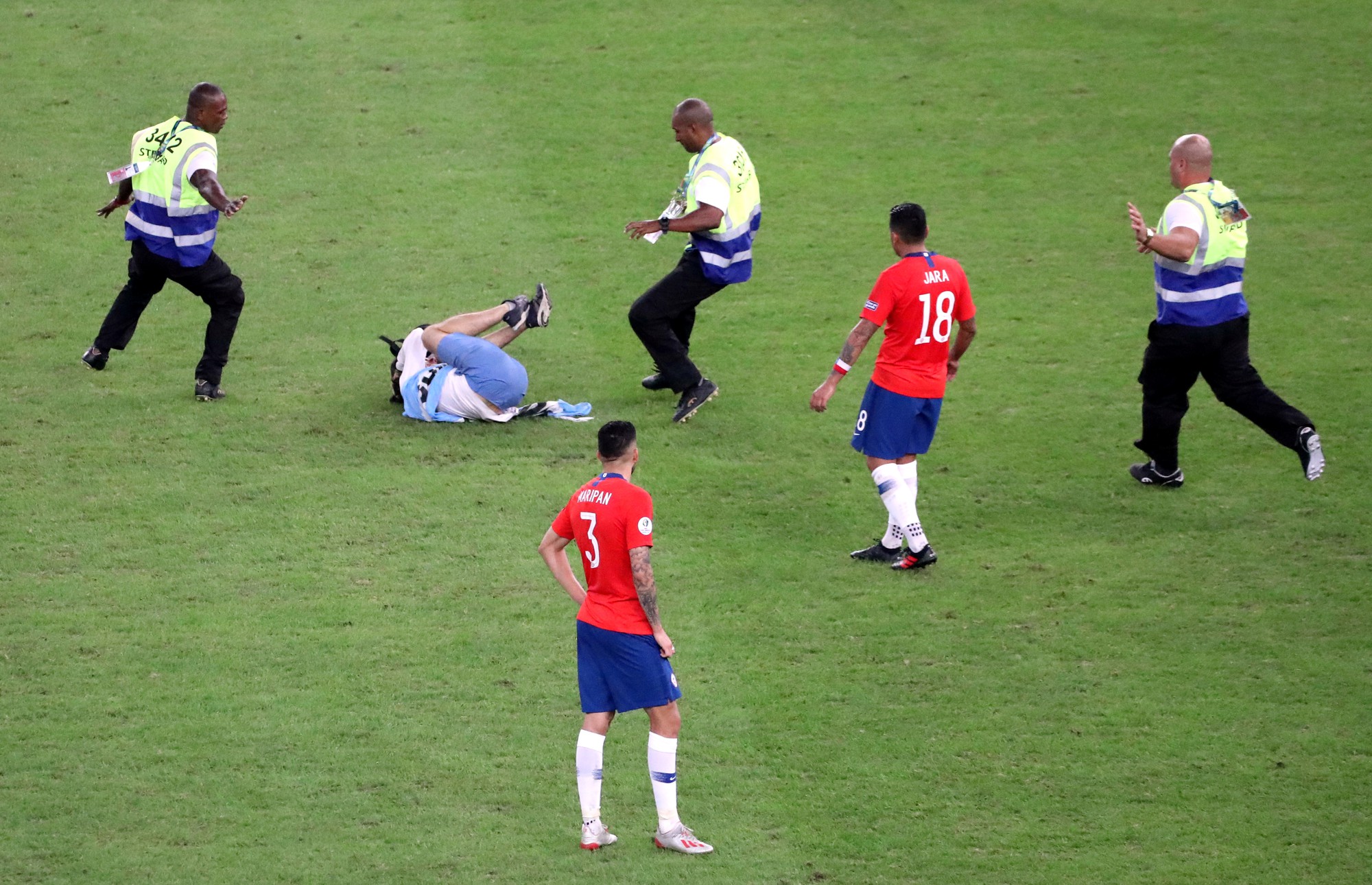 Chùm ảnh CĐV quấy rối khiến sao Chile và Uruguay đứng hình - Ảnh 8.