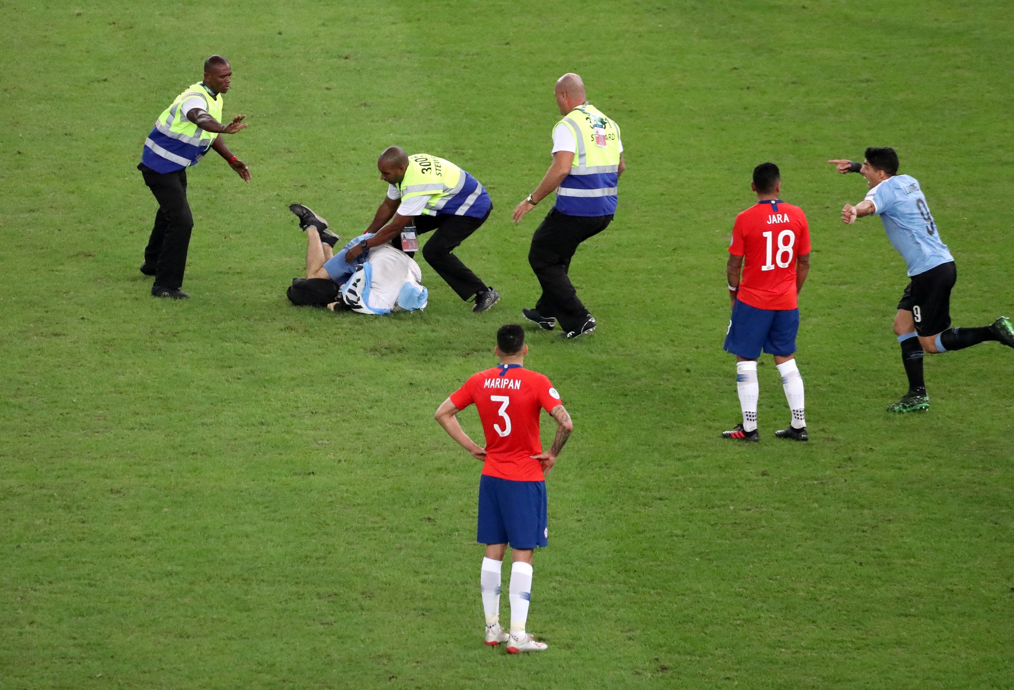 Chùm ảnh CĐV quấy rối khiến sao Chile và Uruguay đứng hình - Ảnh 9.