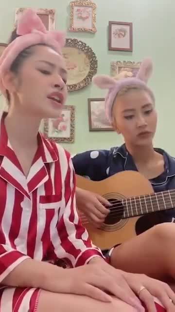 Chi Pu bị fan ruột ch&ecirc; h&aacute;t như sắp chết - Ảnh 1.