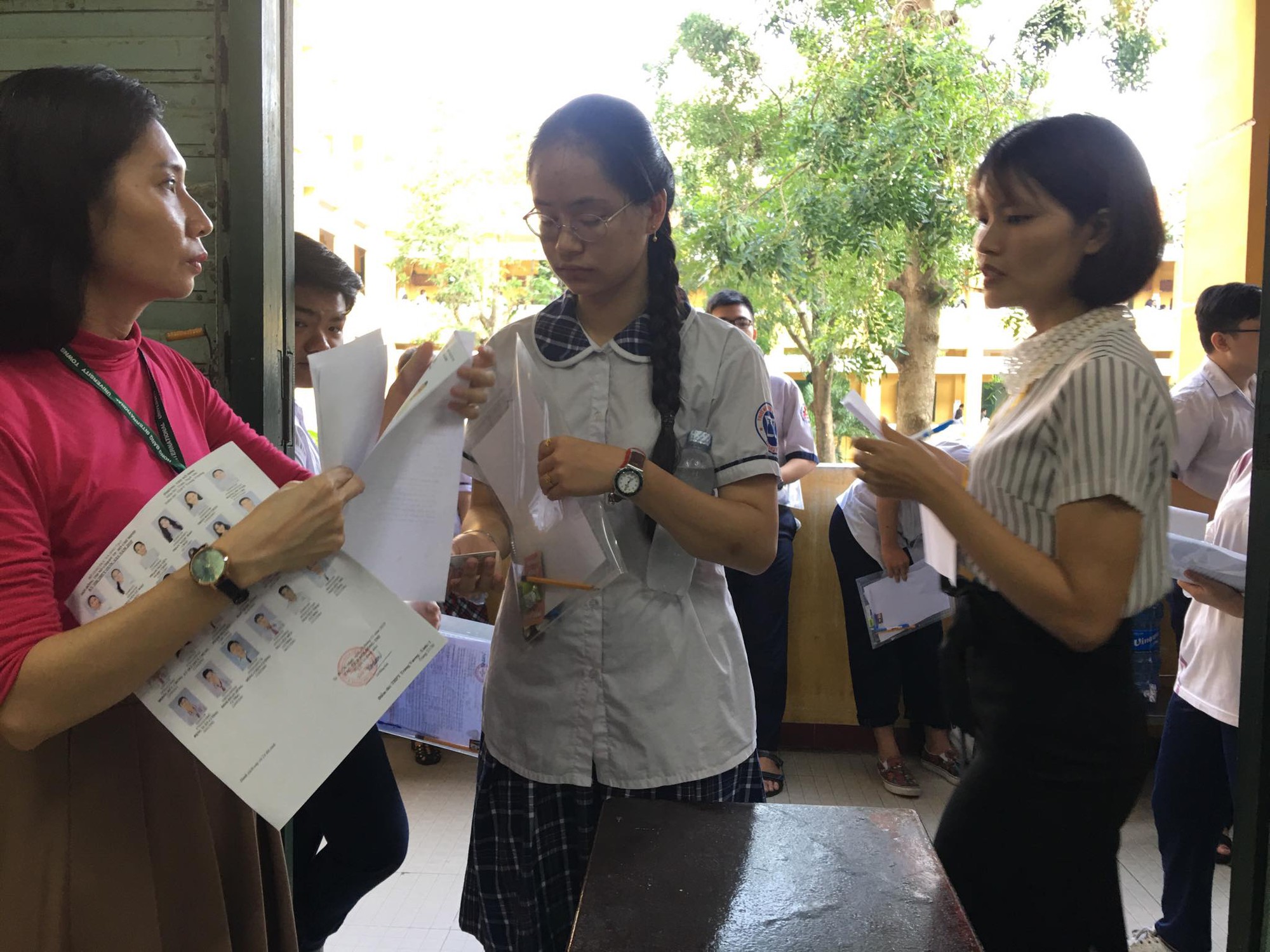 Thi THPT quốc gia 2019: Th&iacute; sinh v&agrave;o thi m&ocirc;n đầu ti&ecirc;n, hi vọng tr&uacute;ng tủ - Ảnh 13.