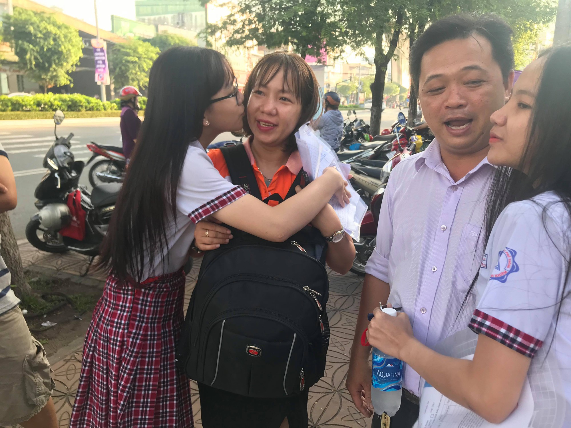 Thi THPT quốc gia 2019: Th&iacute; sinh v&agrave;o thi m&ocirc;n đầu ti&ecirc;n, hi vọng tr&uacute;ng tủ - Ảnh 16.