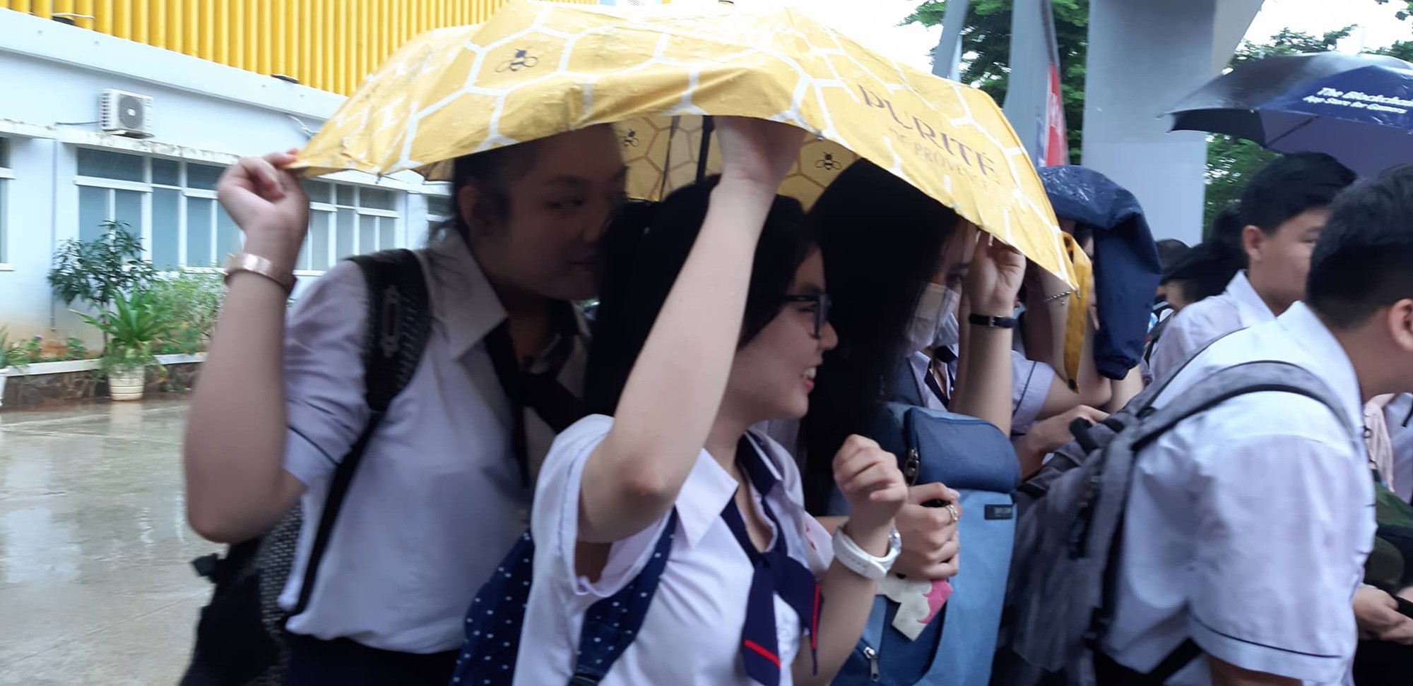 Thi THPT quốc gia 2019: Thí sinh thở phào về đề thi toán - Ảnh 15.