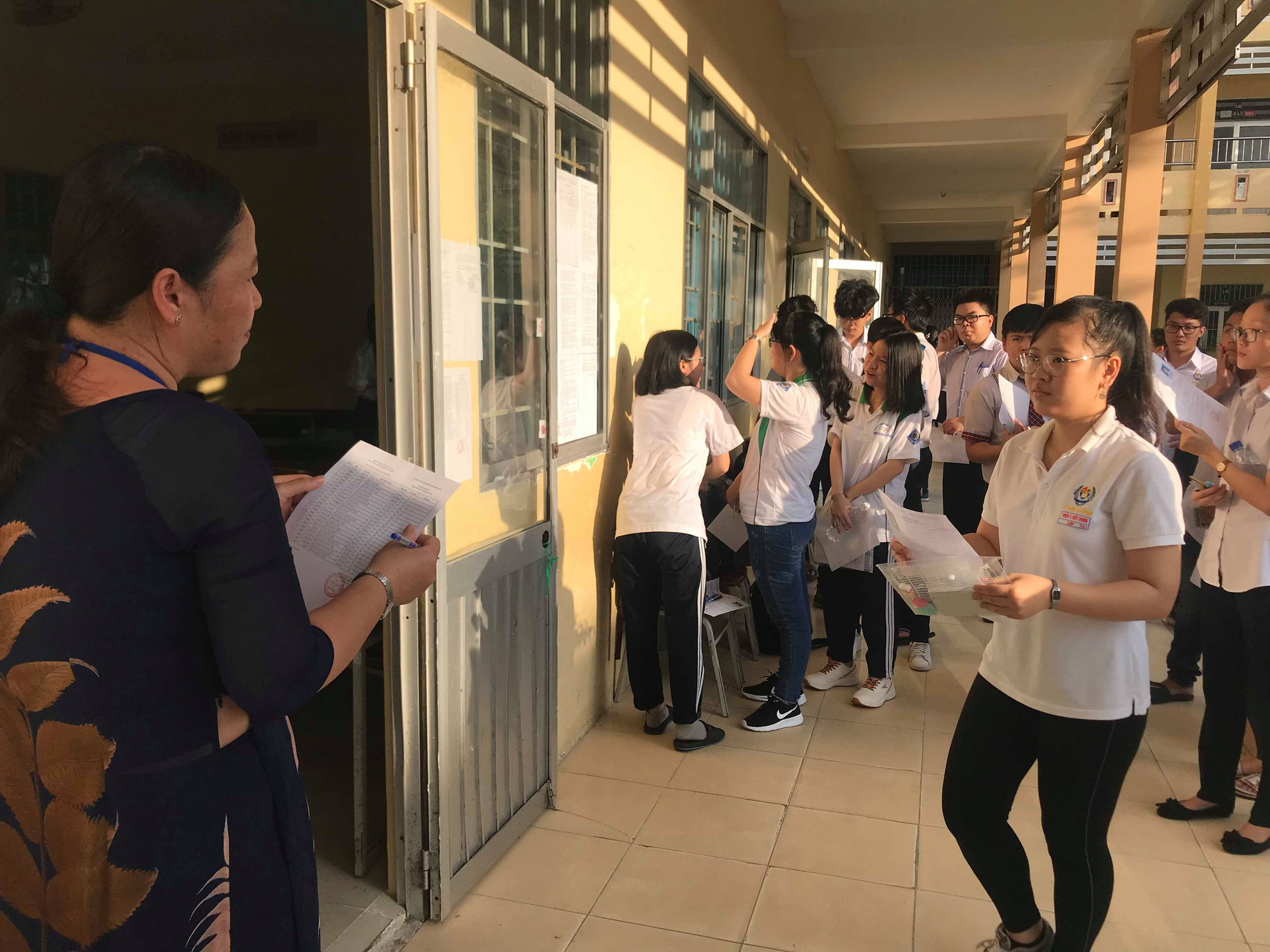 Thi THPT quốc gia 2019: Th&iacute; sinh v&agrave;o thi m&ocirc;n đầu ti&ecirc;n, hi vọng tr&uacute;ng tủ - Ảnh 17.
