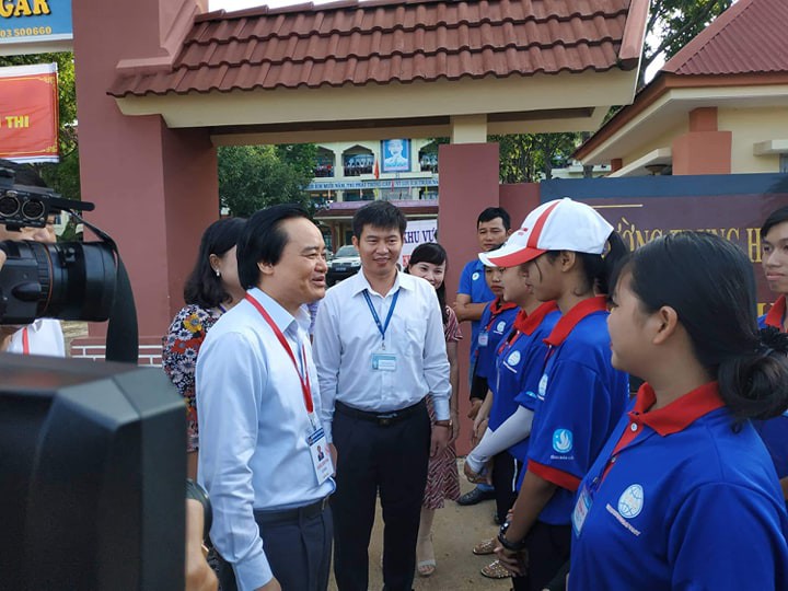 Bộ trưởng Phùng Xuân Nhạ kiểm tra kỳ thi tốt nghiệp tại Đắk Lắk