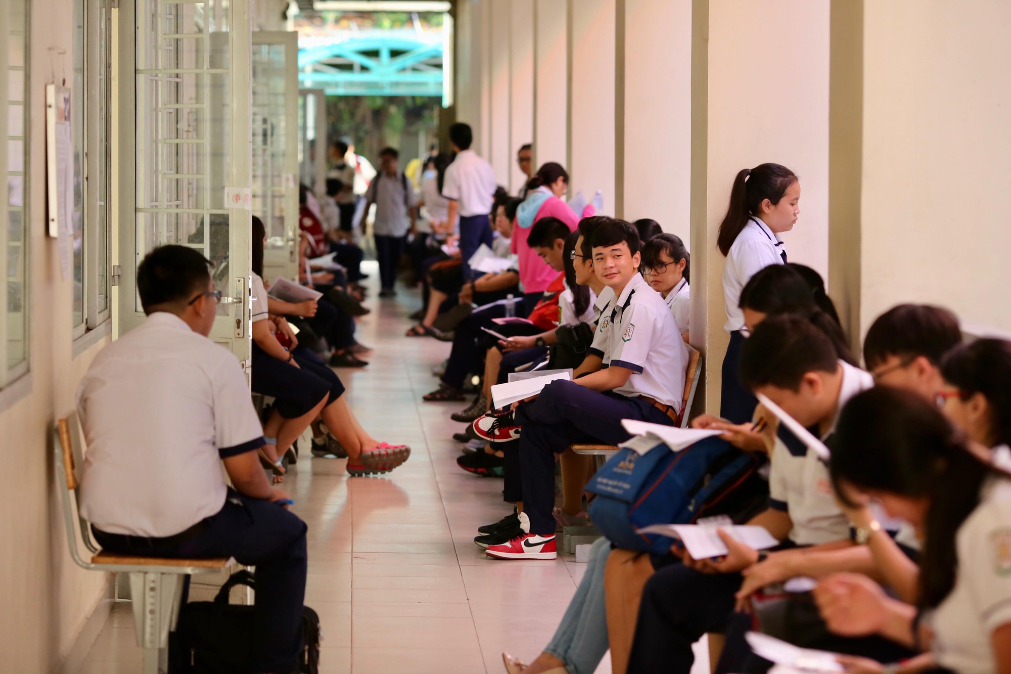 Thi THPT quốc gia 2019: Th&iacute; sinh v&agrave;o thi m&ocirc;n đầu ti&ecirc;n, hi vọng tr&uacute;ng tủ - Ảnh 12.