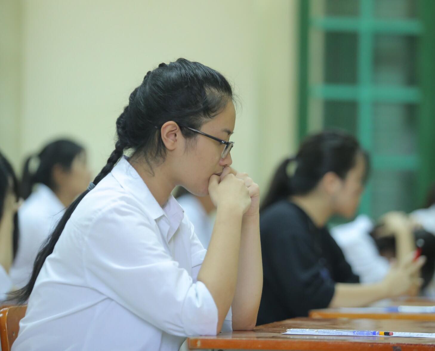 Thi THPT quốc gia 2019: Th&iacute; sinh v&agrave;o thi m&ocirc;n đầu ti&ecirc;n, hi vọng tr&uacute;ng tủ - Ảnh 6.