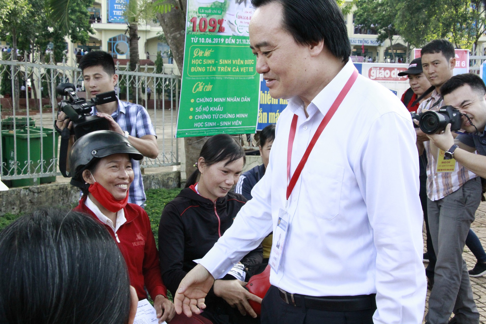 Bộ trưởng Ph&ugrave;ng Xu&acirc;n Nhạ: B&agrave;i thi điểm cao bất thường phải kiểm tra lại - Ảnh 2.