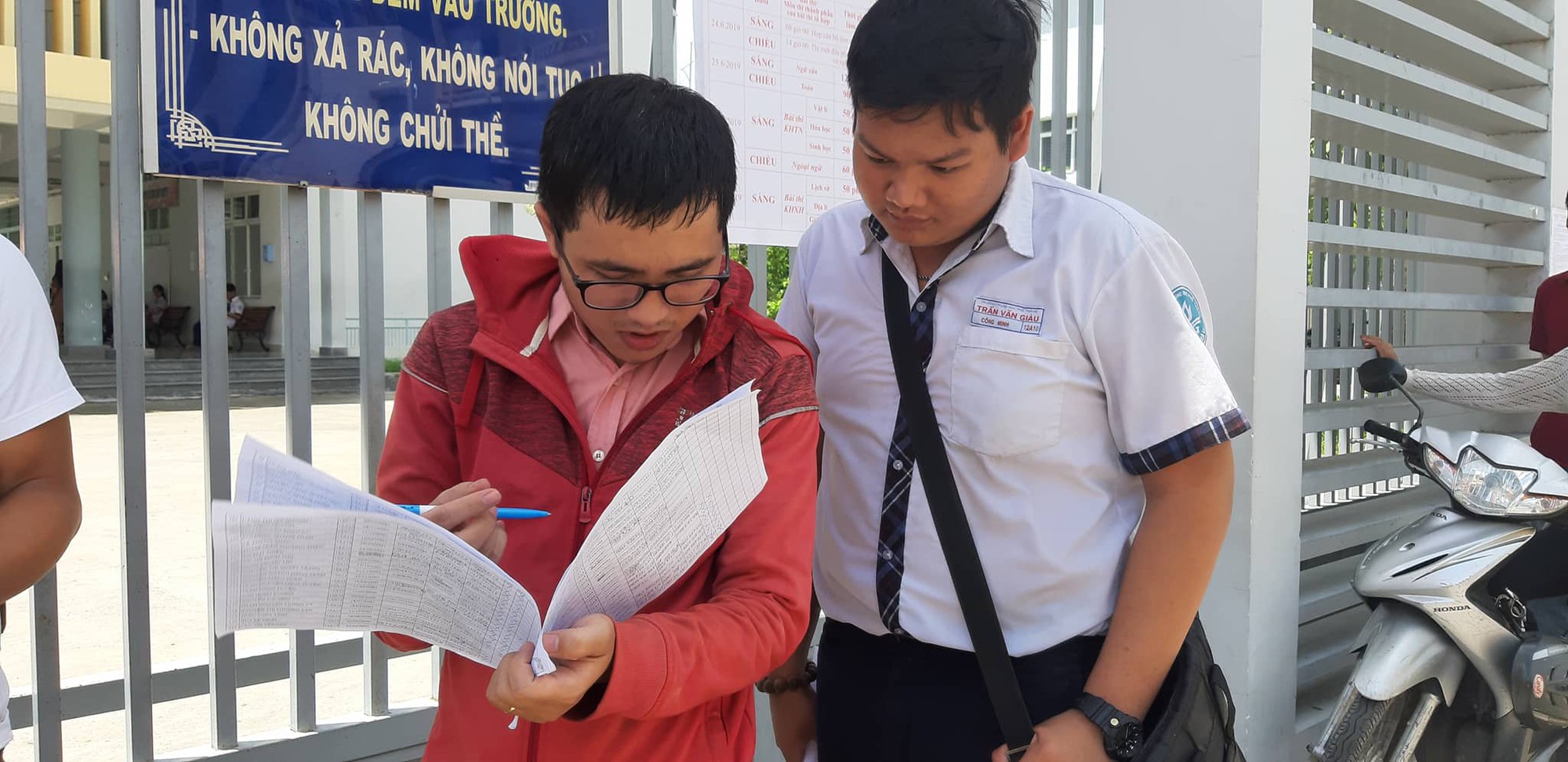 Thi THPT quốc gia môn toán: Mình đến động viên, la các em lần cuối - Ảnh 3.