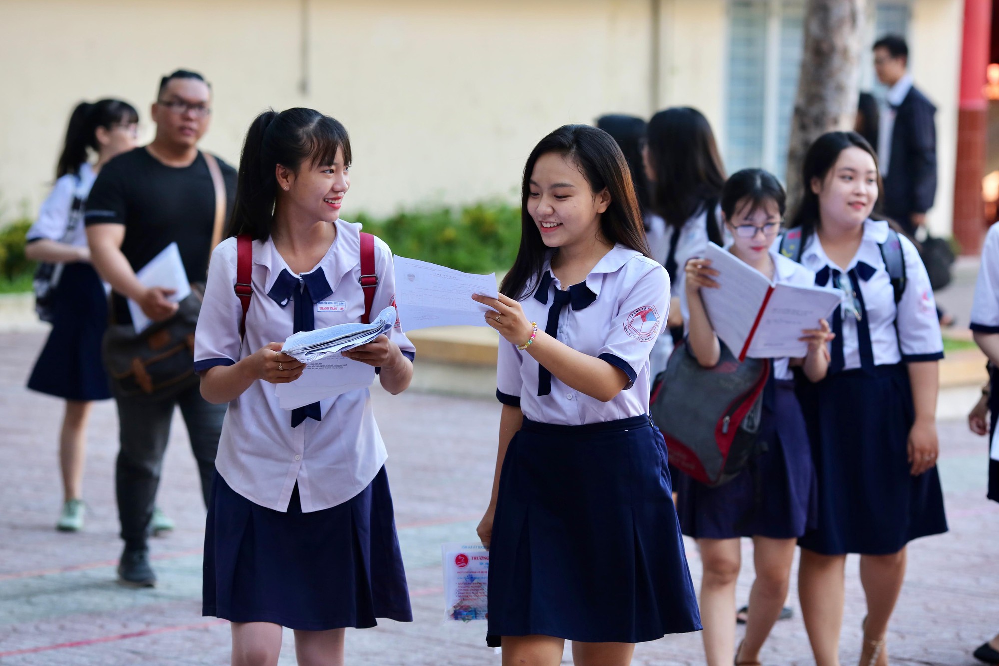 Thi THPT quốc gia 2019: Th&iacute; sinh v&agrave;o thi m&ocirc;n đầu ti&ecirc;n, hi vọng tr&uacute;ng tủ - Ảnh 10.