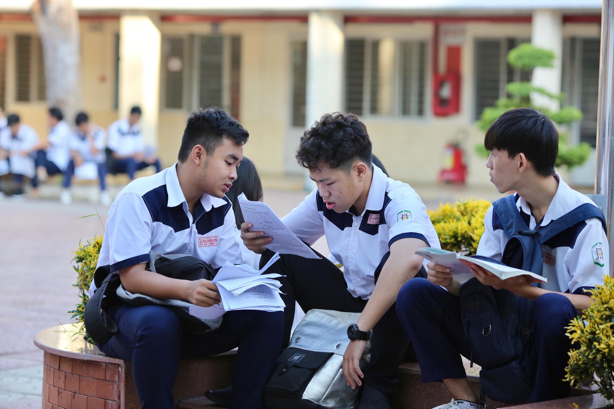 Thi THPT quốc gia 2019: Th&iacute; sinh v&agrave;o thi m&ocirc;n đầu ti&ecirc;n, hi vọng tr&uacute;ng tủ - Ảnh 11.