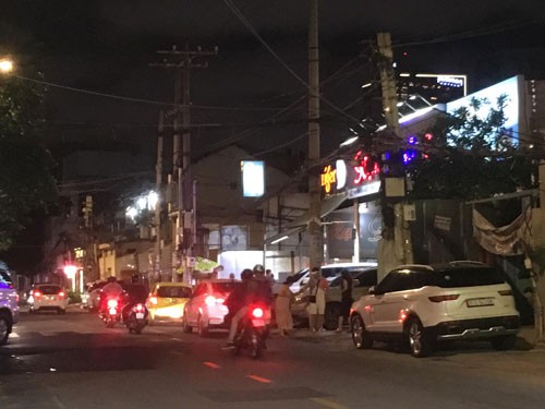 Vỉa hè khắp nơi lại bị "nuốt trọn" (*): Đừng làm ngơ trước vi phạm!