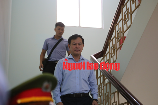 CLIP: Ông Nguyễn Hữu Linh rời tòa trong "vòng vây" ống kính phóng viên