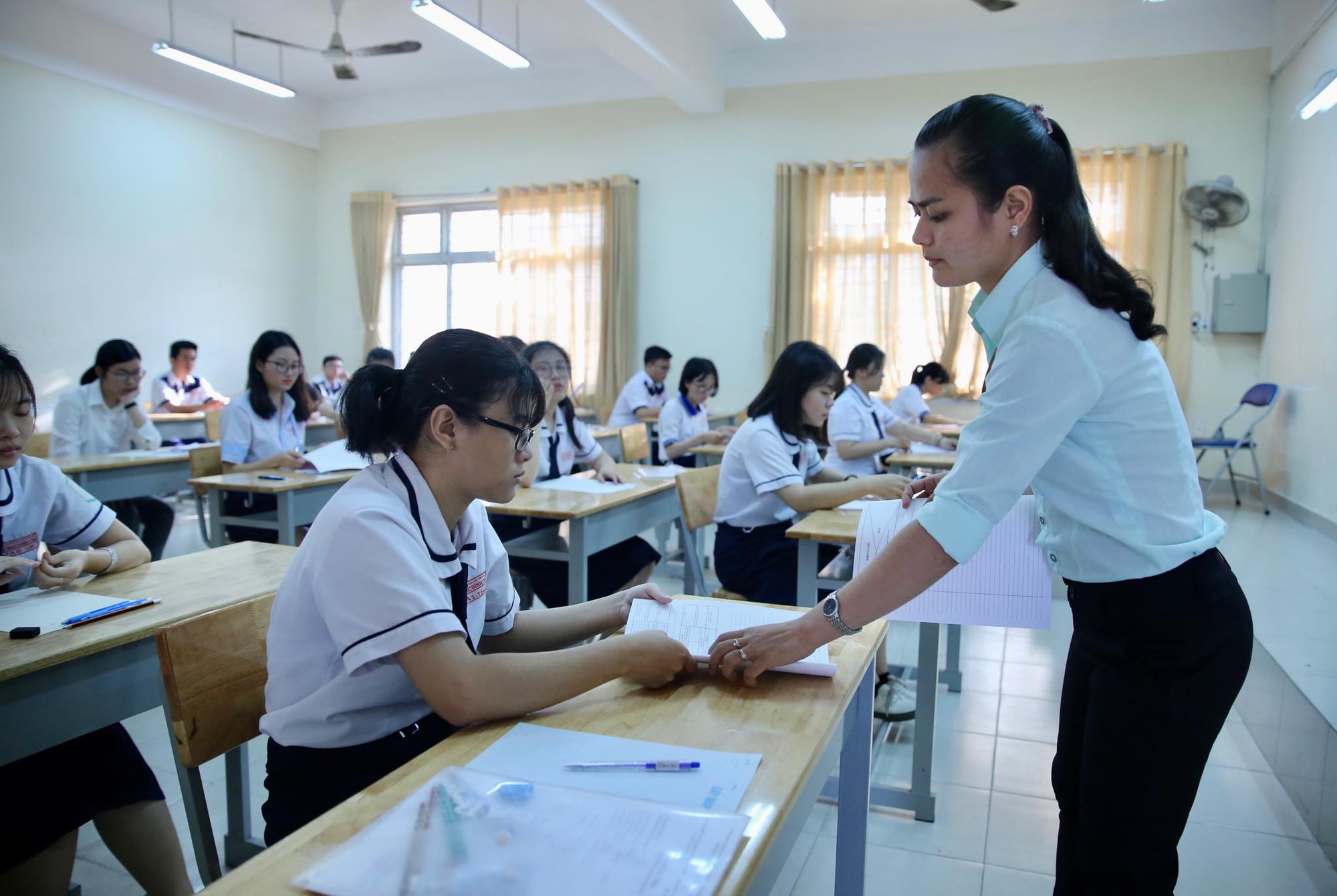 Thi THPT quốc gia 2019: Th&iacute; sinh v&agrave;o thi m&ocirc;n đầu ti&ecirc;n, hi vọng tr&uacute;ng tủ - Ảnh 14.