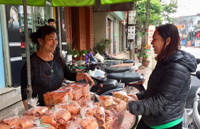 Vị gì trong chiếc bánh chả Kẻ Sặt khiến nhiều người "mê mệt"?