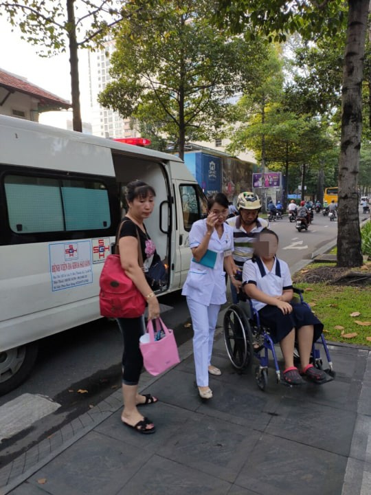 Vừa mổ xong, thí sinh được xe cứu thương chở đi thi