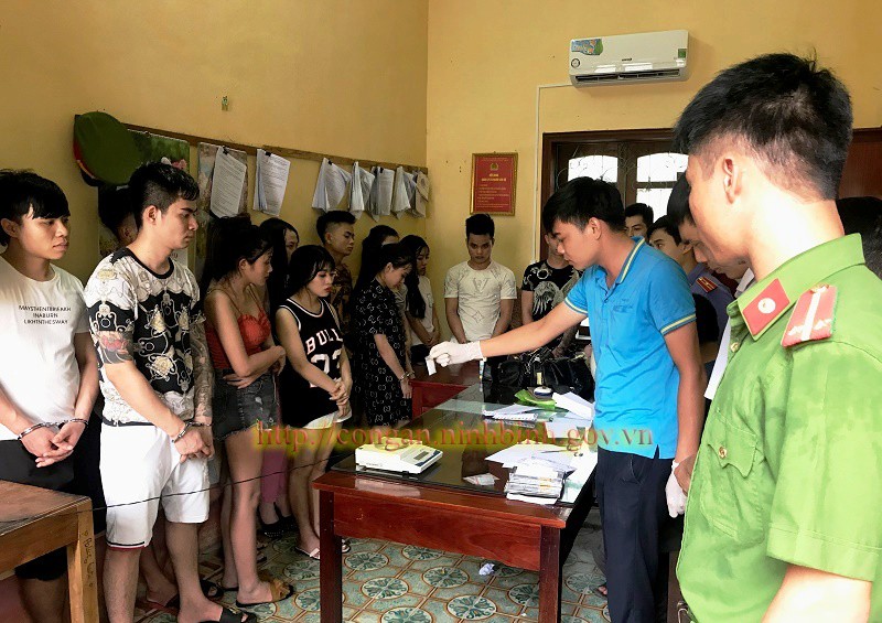 Ập v&agrave;o kh&aacute;ch sạn bắt quả tang 8 ch&acirc;n d&agrave;i c&ugrave;ng 6 thanh ni&ecirc;n đang phi&ecirc;u ma t&uacute;y - Ảnh 1.