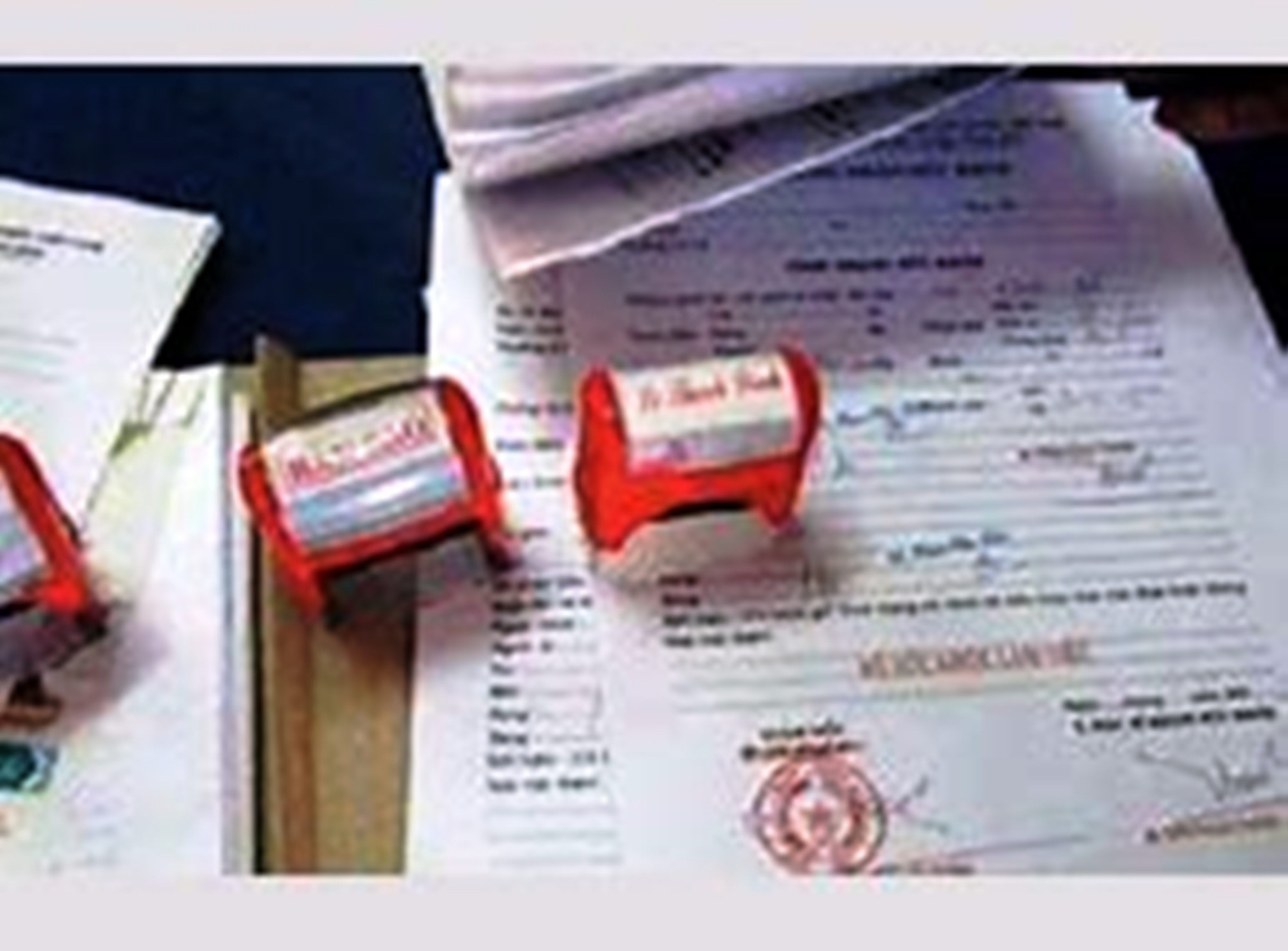 Lật tẩy gã nhân viên 1 trường trung cấp lắm...  chiêu!