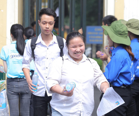 Thi THPT quốc gia 2019: Đề thi văn ra Ai đã đặt tên cho dòng sông? - Ảnh 8.