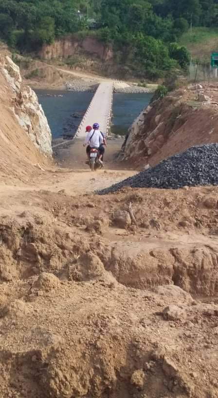 Th&iacute; sinh mải t&igrave;m b&ograve; lạc, đội t&igrave;nh nguyện vi&ecirc;n vượt suối đi t&igrave;m chở đến dự thi - Ảnh 1.