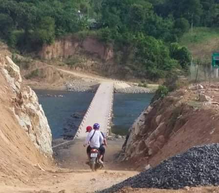 Thí sinh mải tìm bò lạc, đội tình nguyện viên vượt suối đi tìm chở đến dự thi