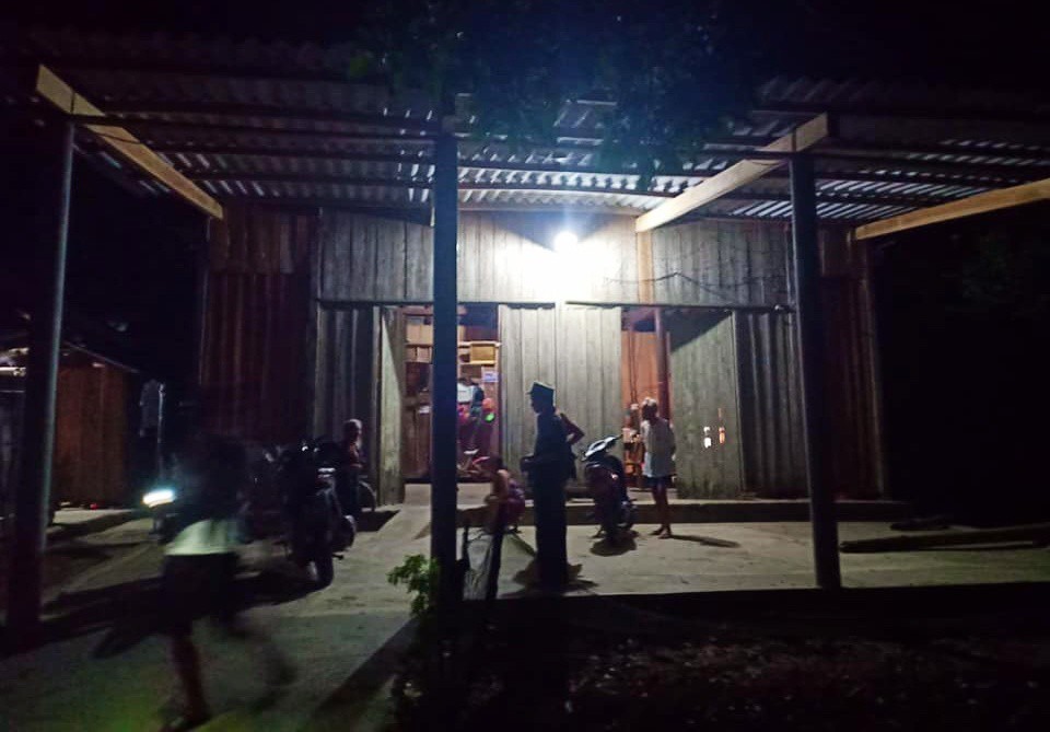 Học sinh lớp 8 bị bắn trọng thương: Nghi giằng co với bố cầm súng, con dính đạn