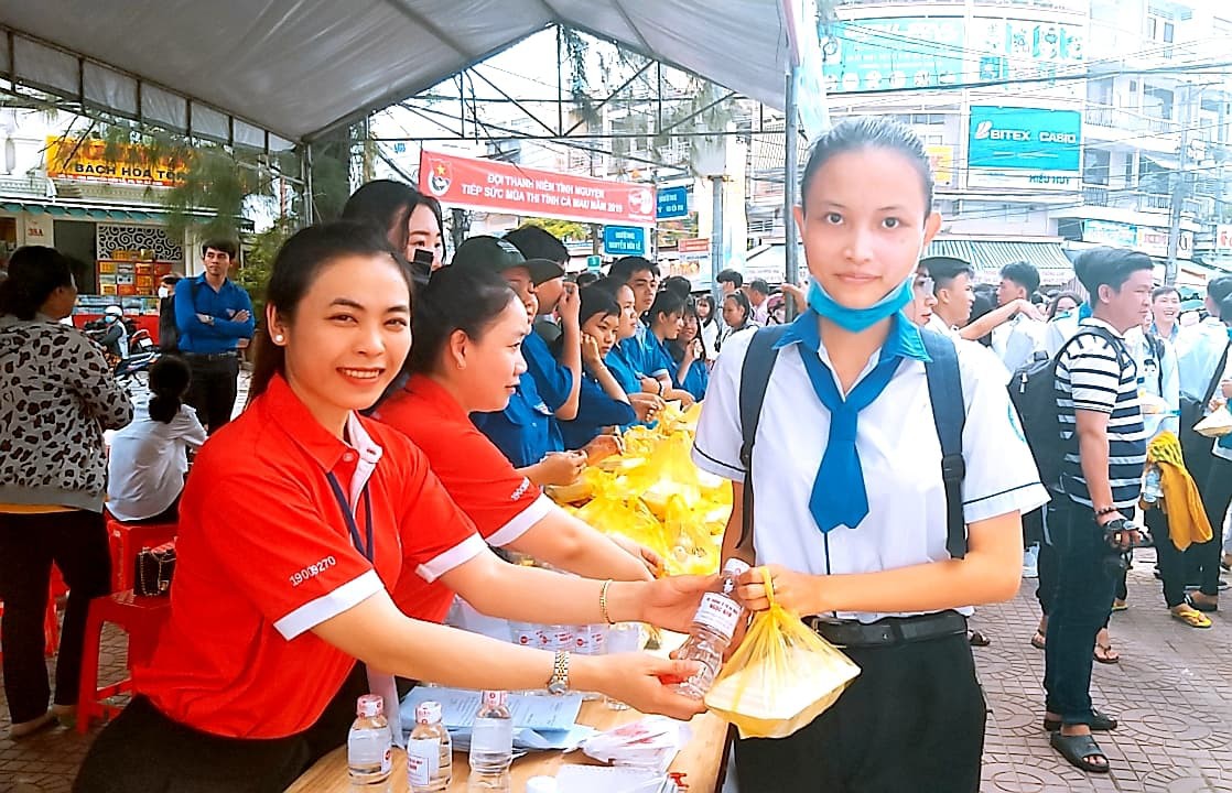 Thi THPT quốc gia 2019: Đề thi văn ra Ai đã đặt tên cho dòng sông? - Ảnh 12.