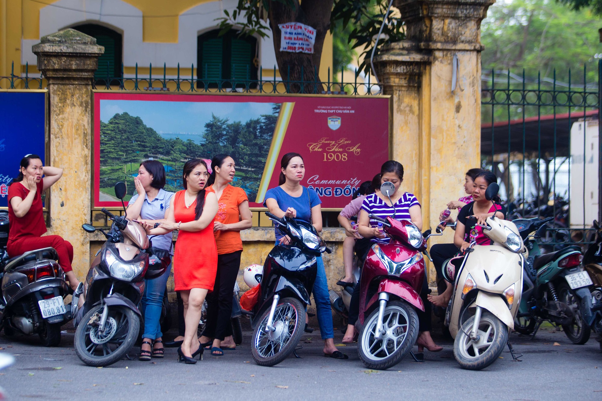 Thi THPT quốc gia 2019: Th&iacute; sinh v&agrave;o thi m&ocirc;n đầu ti&ecirc;n, hi vọng tr&uacute;ng tủ - Ảnh 8.