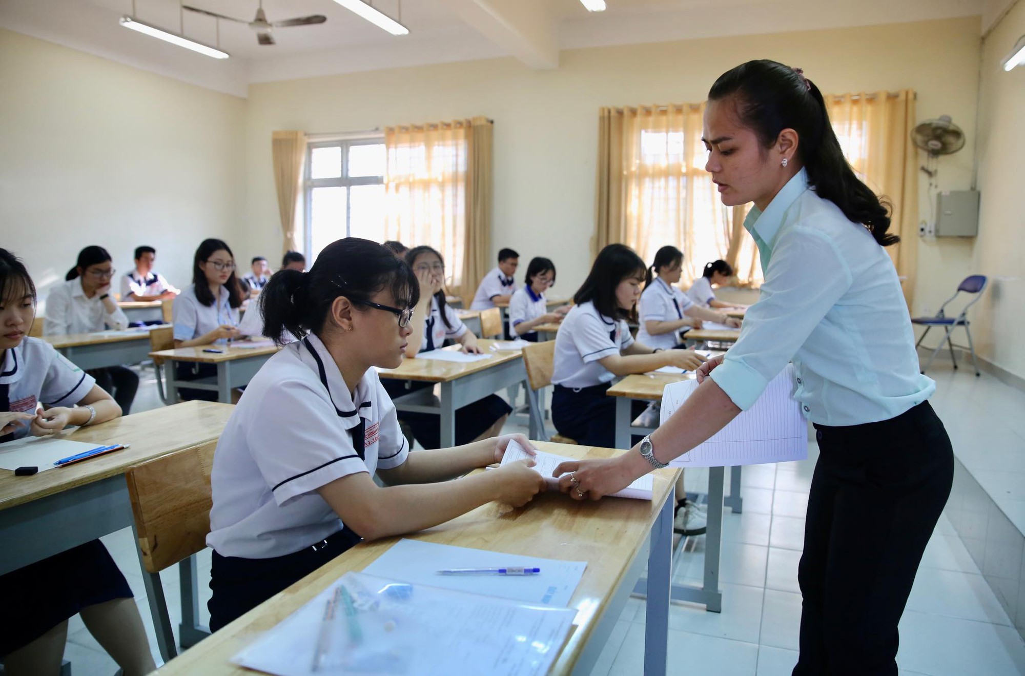 Thi THPT quốc gia 2019: Th&iacute; sinh v&agrave;o thi m&ocirc;n đầu ti&ecirc;n, hi vọng tr&uacute;ng tủ - Ảnh 1.