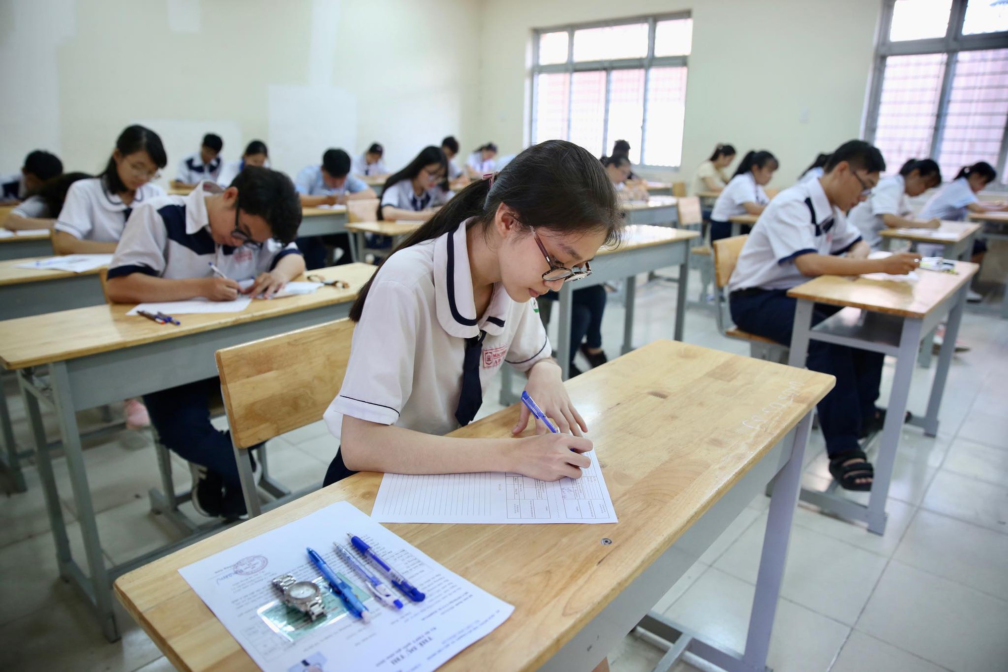 Thi THPT quốc gia 2019: Th&iacute; sinh v&agrave;o thi m&ocirc;n đầu ti&ecirc;n, hi vọng tr&uacute;ng tủ - Ảnh 15.