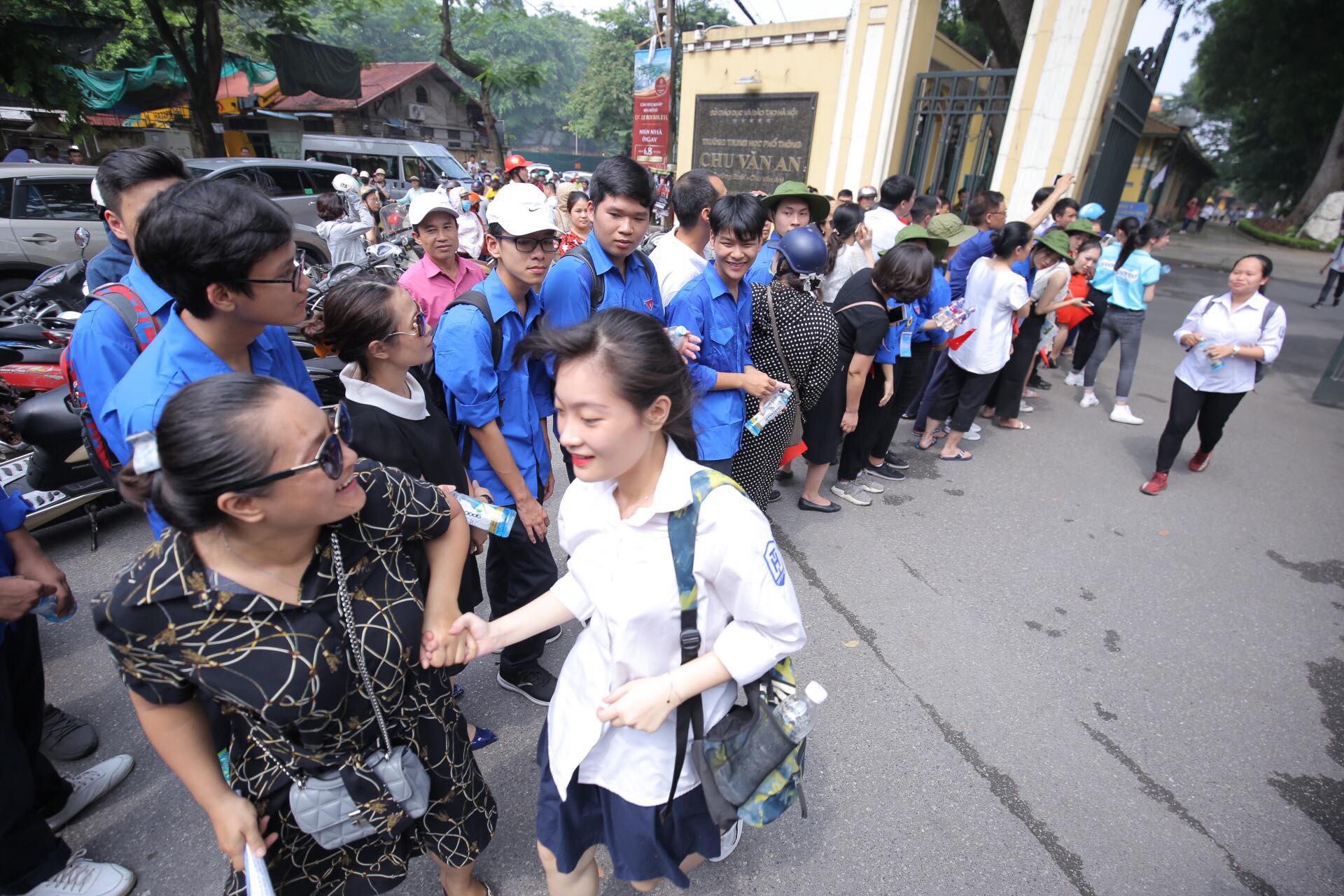 Thi THPT quốc gia 2019: Đề thi văn ra Ai đã đặt tên cho dòng sông? - Ảnh 10.