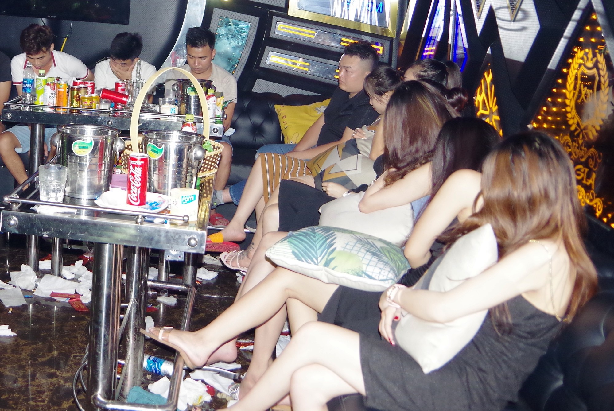 Bắt quả tang 11 "chân dài" và 17 nam thanh niên mở tiệc ma túy ở quán karaoke