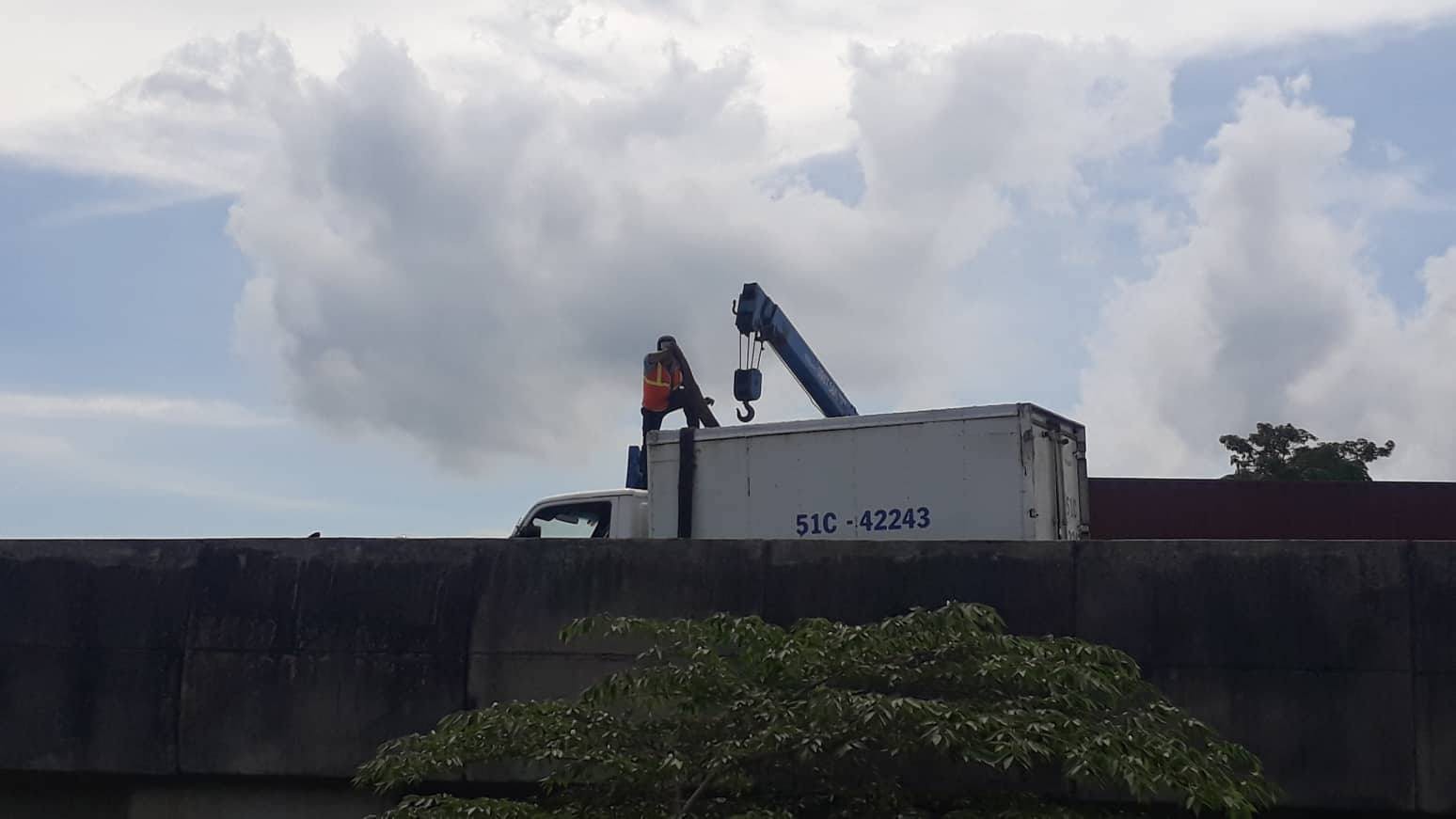 Lật xe trên cao tốc TP HCM - Trung Lương